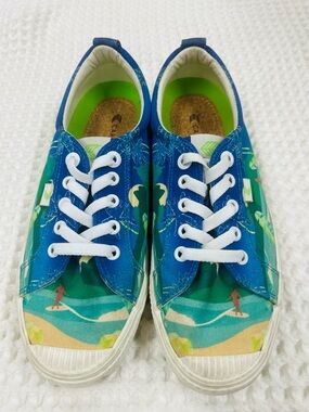 Cariuma Blue Green Tropical Canvas Sneakers. Size 8